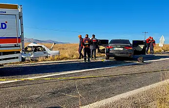 Konya plakalı araç Afyon'da faciaya karıştı! 4 kişi hayatını kaybetti