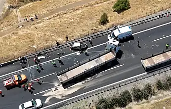 Konya plakalı aracın hurdaya döndüğü kazada dehşetin boyutu dronla görüntülendi! 2 ölü, 5 yaralı!