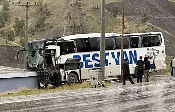 Konya plakalı TIR'la otobüs çarpıştı! 1 ölü, çok sayıda yaralı var