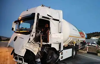 Konya yolunda kamyon ile tanker birbirine girdi! Çok sayıda yaralı var