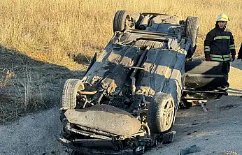 Konya'da şarampole devrilen otomobildeki 2 kişi yaralandı