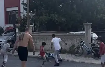 Konyasporlu forvet mahallede çocuklarla futbol oynadı