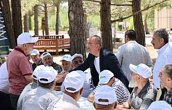 Meram'da sıcak buluşma! Büyükler gezdi, Başkan Kavuş eşlik etti