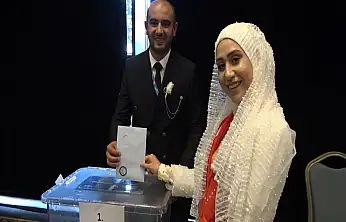 MHP Konya kongresine damga vuran görüntü! Gelinlik ve damatlıkla katıldılar