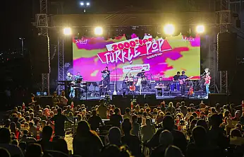 Selçuklu'da 2000'ler rüzgârı: Sanat Akademisi'nden nostalji dolu konser