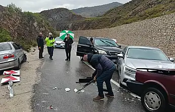 Şerit ihlali faciaya neden oldu! Konya yolunda 3 araç çarpıştı