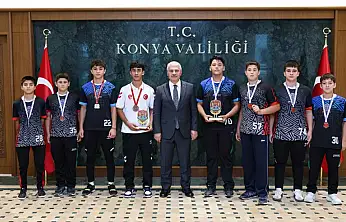 Vali Akın, Konya'nın şampiyon güreşçileriyle buluştu