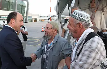 Vefa Umresi'nin ilk kafilesi döndü! Başkan Altay havaalanında karşıladı