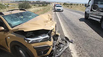 Konya'da iki araç birbirine girdi: Ortalık savaş alanına döndü! 9 yaralı...