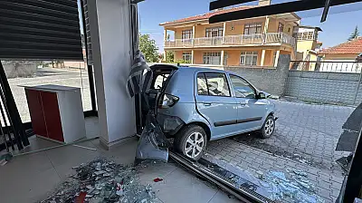 Konya'da inanılmaz kaza: Önce park halindeki araçlara çarptı sonra iş yerine daldı!