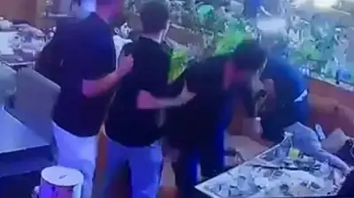 Konya'da kabus anları: Kafe ortasında kuzenini defalarca bıçakladı!