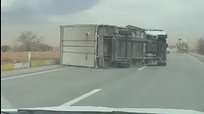 Konya'da kum fırtınası kabusu! Görüş mesafesi kapandı, tır devrildi!