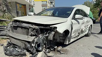 2 otomobile çarpıp savrulan araç duvara tosladı!