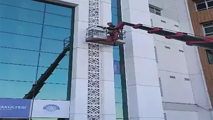 Konya'da 16 metre yükseklikte mahsur kalan kedi böyle kurtarıldı
