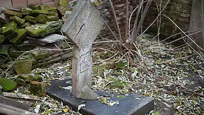 Osmanlı dönemi kabir apartman bahçesinde esir kaldı