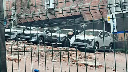 Otoparka doğru çöken duvar 12 sıfır araçta 30 milyon liralık zarara yol açtı