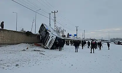 Ağrı'da otobüs devrildi: 16 yaralı