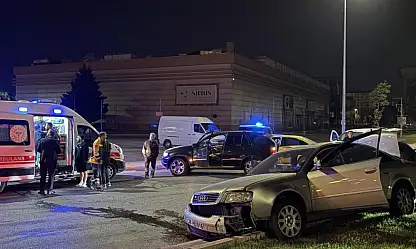 Ticari taksi otomobil ile çarpıştı: 1 yaralı