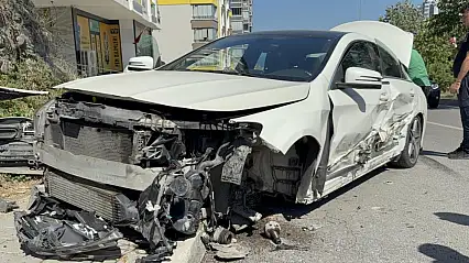 2 otomobile çarpıp savrulan araç duvara tosladı!
