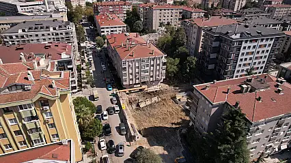 5 katlı binanın istinat duvarı çöktü