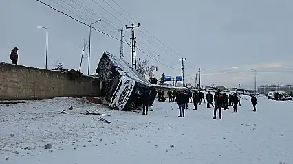 Ağrı'da otobüs devrildi: 16 yaralı