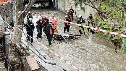 Ayazağa'da sel felaketi sonucu kaybolan 3 kişiyi arama kurtarma çalışmaları sürüyor