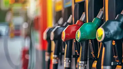 Benzin ve motorinde beklenen zam rafa kaldırıldı!
