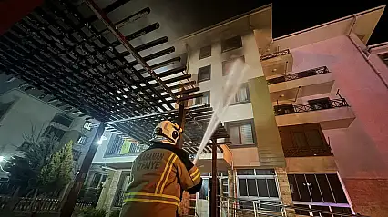 Binadan dumanlar yükseldi, 10 kişi hastanelik oldu!