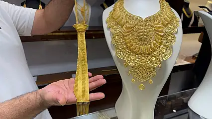 Düğünlerin cep yakan yeni trendi: Altın kravat