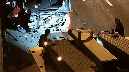 EGO otobüsü üst geçit asansörüne çarptı: 24 yaralı