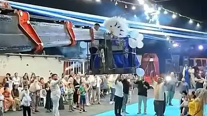 Gelin ile damat sahneye vinçle indi