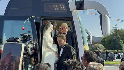 Gelinlik ve damatlıkla Cumhurbaşkanı Erdoğan'ı karşıladılar