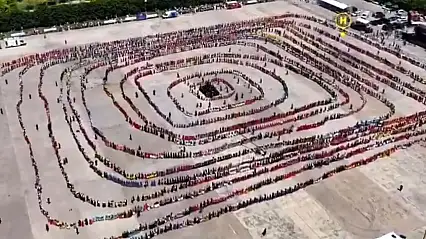 Görenlerin tüyleri diken diken oldu! 5 bin kişilik horonla rekor kırıldı