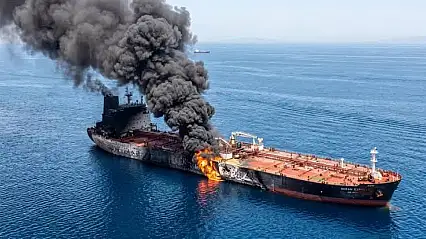 Hürmüz Boğazı'nda tanker alarmı! Bilinmeyen mühimmat isabet etti, yangın çıktı
