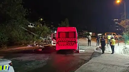 İşçi servisi elektrik direğine çarptı: 6 yaralı