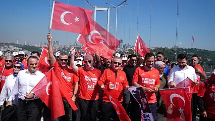 İstanbul'da on binler milli irade için Şehitler Anıtı'na yürüdü!