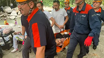 Kayalıklardan dere yatağına düştü