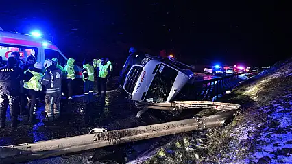 Kaygan yolda kontrolden çıkan minibüs devrildi! 11 yaralı var