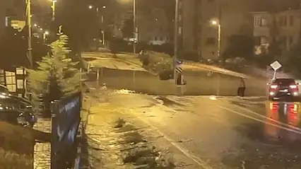 Kuvvetli sağanak su baskınlarına sebep oldu