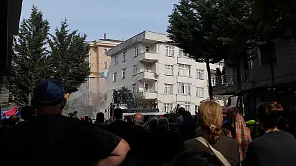 Maltepe'deki enkazda 2 kişi için zamanla yarış sürüyor