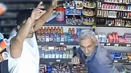 Markette kendini müziğin ritmine kaptıran müşteri ve esnaf viral oldu