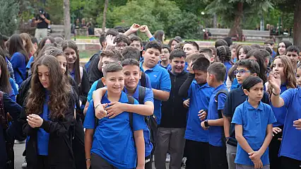 Okul yolları yeniden doldu: 17 milyon öğrenci için ders zili çaldı