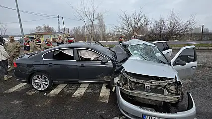 Otomobiller birbirine girdi! 2 ölü, 4 yaralı var