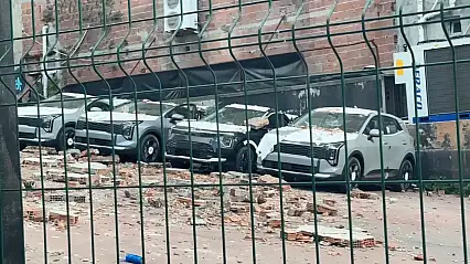 Otoparka doğru çöken duvar 12 sıfır araçta 30 milyon liralık zarara yol açtı