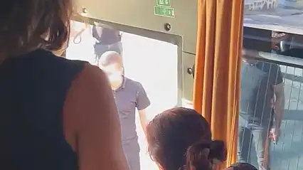 Sağlık personelini taşıyan otobüsün önünü kesip camlarını yumrukladılar