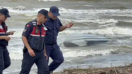 Sahile vurmuş insansız deniz aracı bulundu