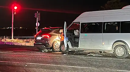 Tarım işçilerini taşıyan minibüs ile otobüs çarpıştı: 15 yaralı!