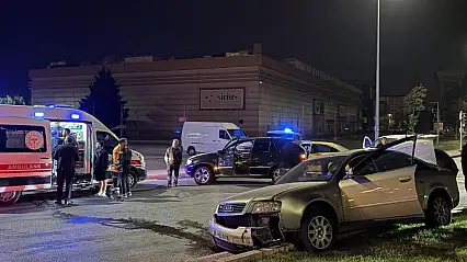 Ticari taksi otomobil ile çarpıştı: 1 yaralı