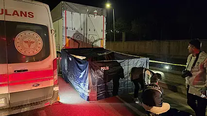 Tıra çarpan motokurye hayatını kaybetti