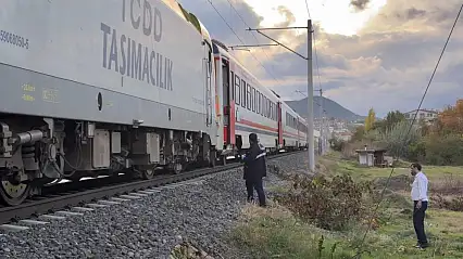 Trenin çarptığı genç öldü!